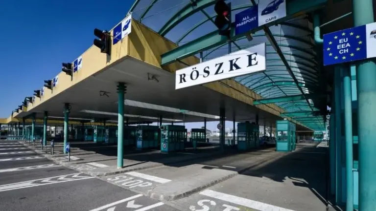 Pecsétekkel trükközött egy szerb férfi Röszkénél, kitiltás lehet a vége