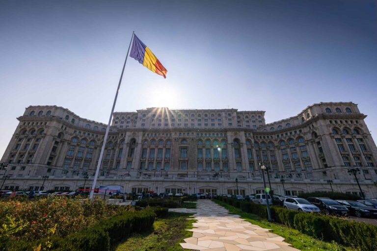 Államcsőd fenyegeti Romániát – brutális megszorításokat jelentett be a kormány