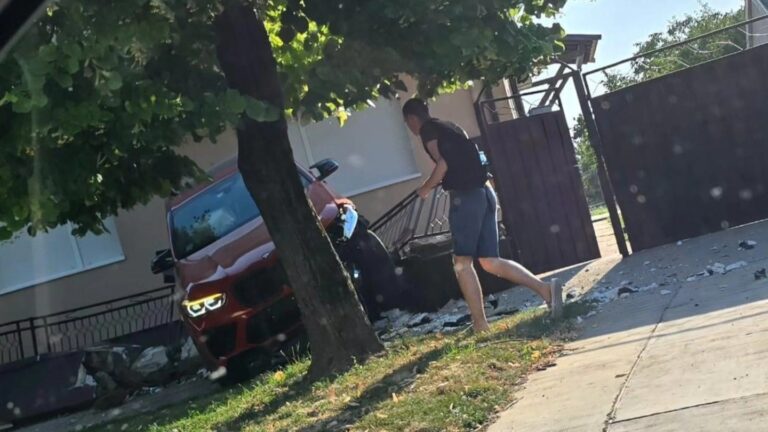Fának csapódott, majd a szomszéd kertjében landolt a BMW – szürreális baleset Zsablyán
