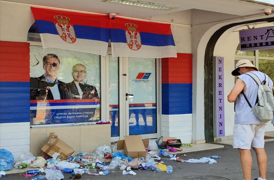 Felújítják az Szerb Haladó Párt megrongált pártirodáit Újvidéken