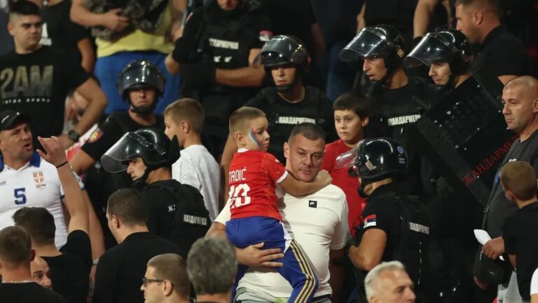 Rendbontás a Szerbia–Anglia vb-selejtezőn: rendőrség avatkozott közbe, gyerekeket menekítettek ki a lelátóról