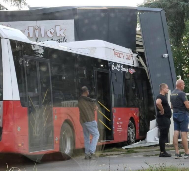 Egy autóbusz letért az útról, majd egy üzlet kirakatába csapódott Belgrádban + VIDEÓ