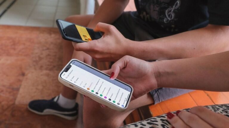 Lengyelország betiltaná a közösségi médiát a 15 év alattiaknak