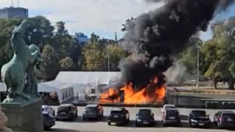 A bíróság 30 napos előzetes letartóztatást rendelt el a szerb parlament előtti támadó ellen