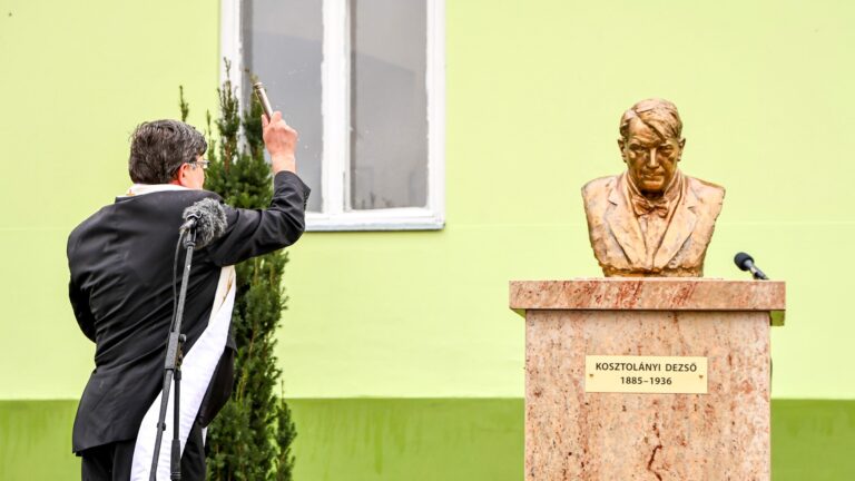 Felavatták Kosztolányi Dezső mellszobrát Ludason