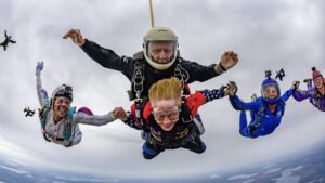 Egy floridai nagymama 86 évesen teljesítette az 1000. ugrását – és még nem áll meg