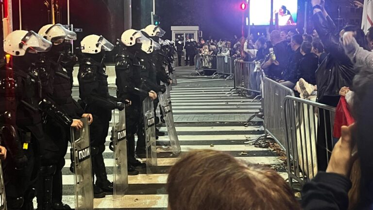 Incidensek a belgrádi parlament előtt – megszólalt a rendőrség és Aleksandar Vučić