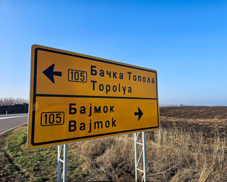 Kilenc új kétnyelvű útirányjelző táblát helyeztek ki Topolyán