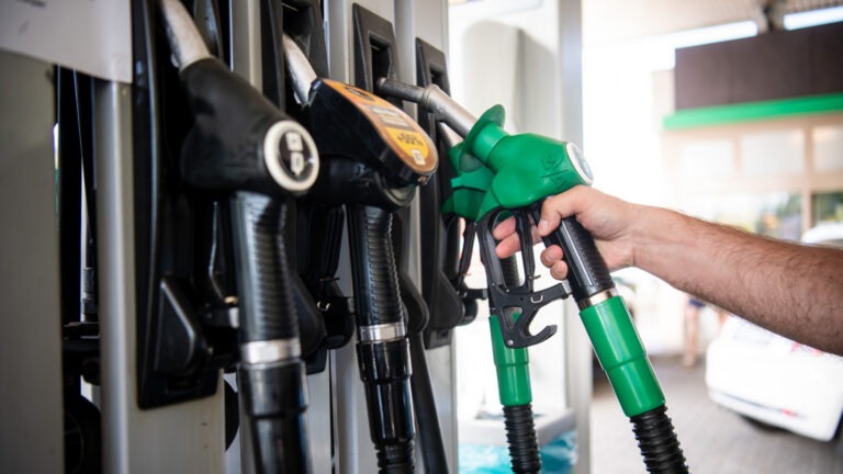 Közel két éve nem volt ilyen olcsó az üzemanyag Magyarországon, és szerdától még olcsóbb lehet