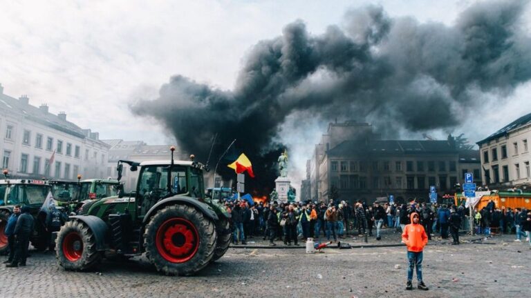 Gazdatüntetés bénította meg Brüsszelt az uniós csúcstalálkozó idején
