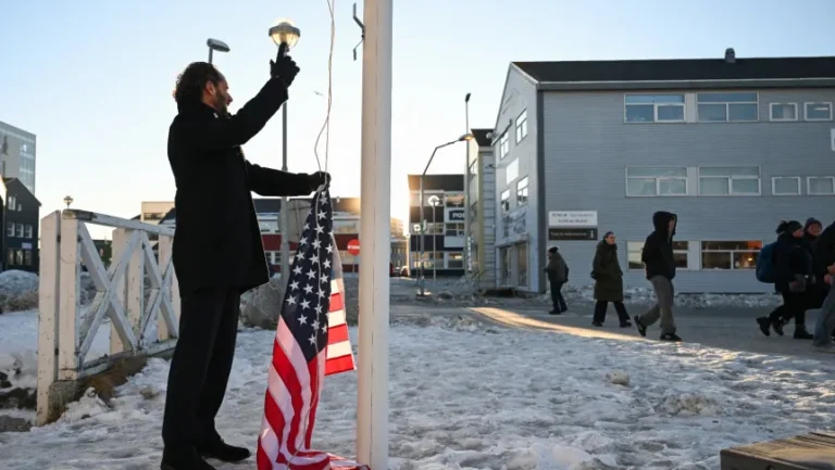 Amerikai zászlót akart felhúzni Grönland fővárosában egy német humorista, megbüntették