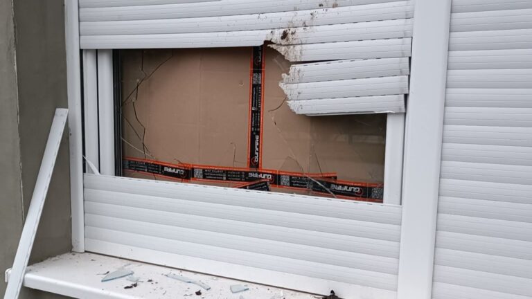 Ünnepi rémálom Péterrévén: karácsonykor rongált, szilveszterkor fegyvert szorított a fejéhez