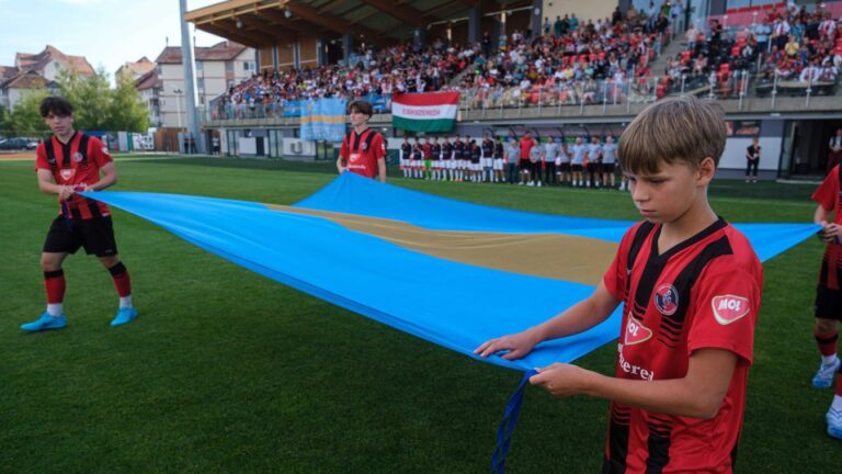 Botrányos büntetést kapott a Csíkszereda a magyar és székely zászlók miatt – a Fradi és a Honvéd átvállalja