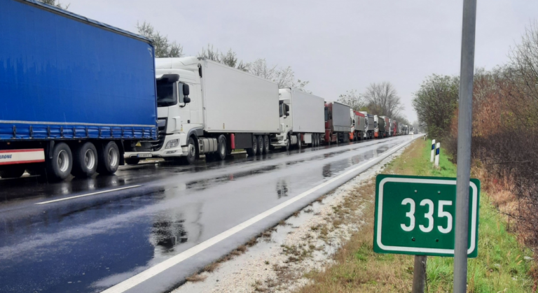 Megszüntetik a teherforgalmi határátkelők blokádját a szerbiai fuvarozók