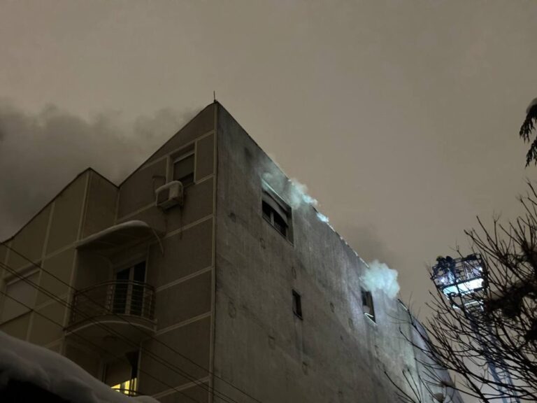 Tűz ütött ki egy tetőtéri lakásban Újvidéken