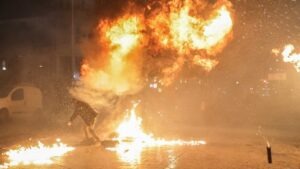 VIDEÓ: Molotov-koktélok és könnygáz az albán fővárosban – megtámadták a miniszterelnöki hivatalt