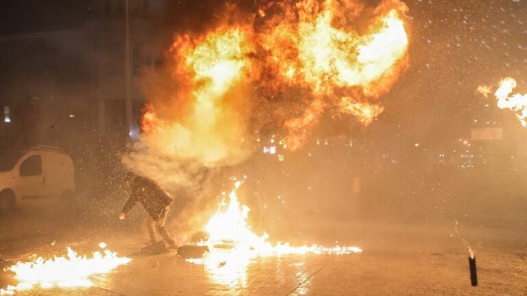 VIDEÓ: Molotov-koktélok és könnygáz az albán fővárosban – megtámadták a miniszterelnöki hivatalt