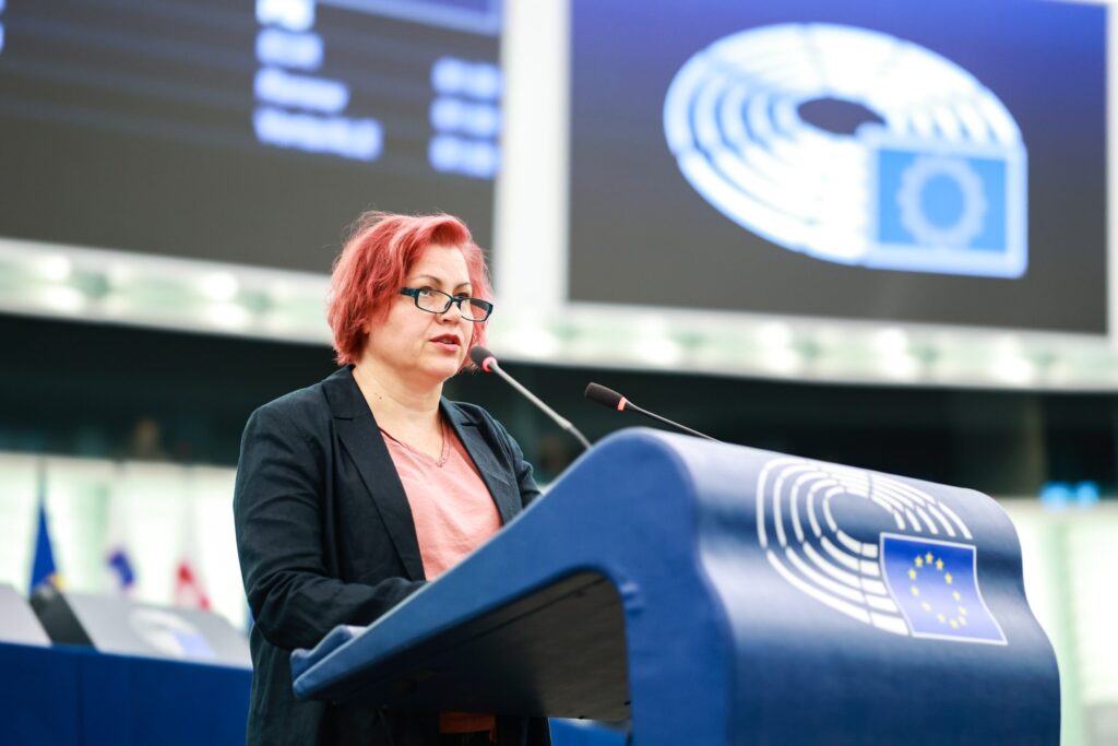 Vicsek Annamária: Az Európai Bizottság szüntesse be a magyar diákok kizárását az Erasmus+ programból!