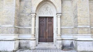 Megújult a Mária Neve-templom gyújtogatásban megsérült ajtaja