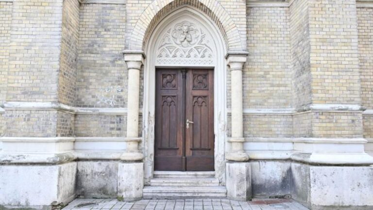 Megújult a Mária Neve-templom gyújtogatásban megsérült ajtaja