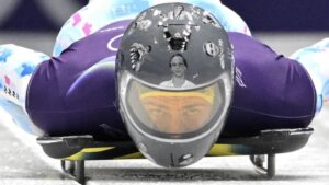 Kizárták az ukrán szkeletonost téli olimpiáról a sisakján ábrázolt háborús áldozatok miatt