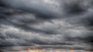 Hűvös, felhős időnk lesz ma, csapadék is valószínű