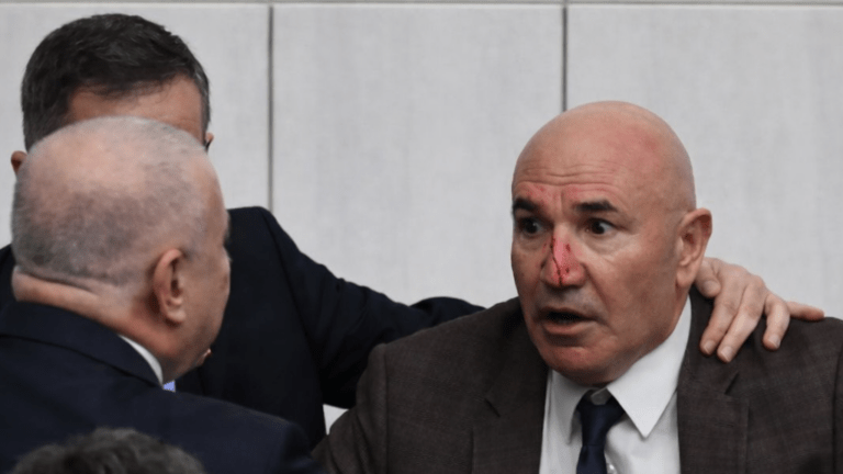 Verekedés tört ki a török parlamentben – VIDEÓ