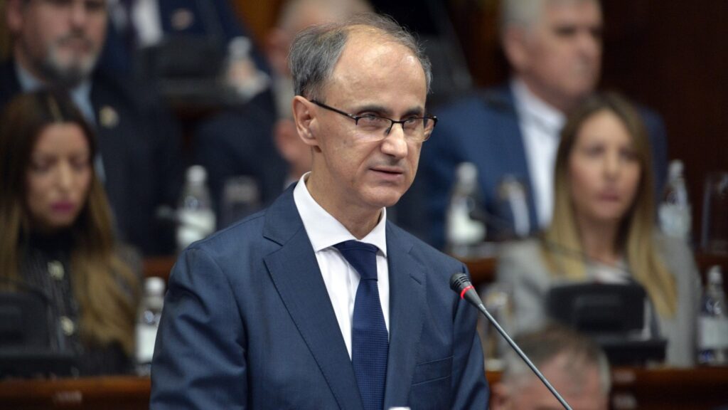 Lecserélné egyes minisztereit Đuro Macut szerb kormányfő