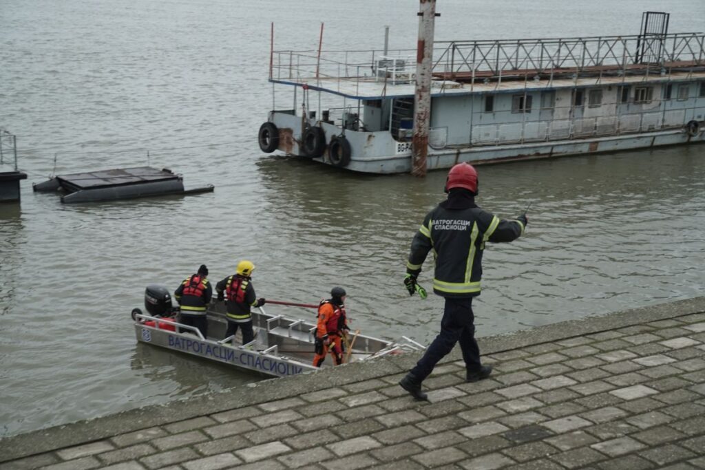 Dunába esett egy autó Belgrádban