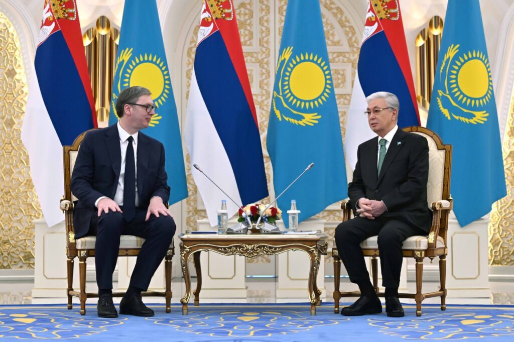 Aleksandar Vučić Arany Sas Érdemrend kitüntetést kapott Kazahsztánban
