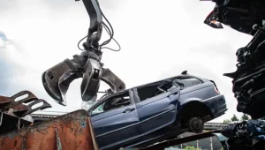 Nem vették észre, hogy az autóban van – halálos baleset egy müncheni bontóban