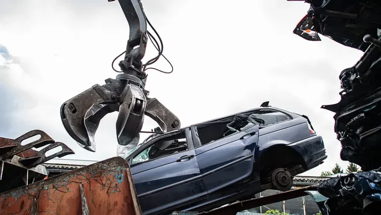 Nem vették észre, hogy az autóban van – halálos baleset egy müncheni bontóban