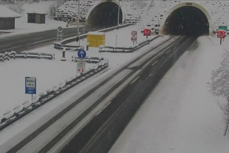 Havazik Horvátországban, reggelre hó fedte be a hegyvidéki autóutakat