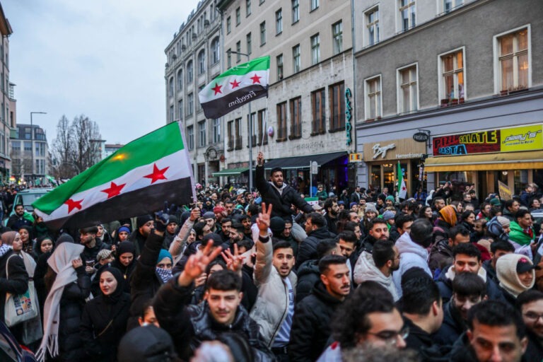 Térjenek vissza hazájukba – kérte Friedrich Merz a Németországban élő szíriaiaktól