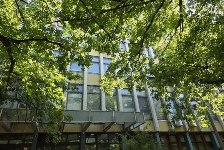 Gyilkossági kísérlet Újvidéken: a harmadikról ugrott ki a menekülő fiatal