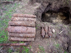 Második világháborús gránátok kerültek elő egy magyarországi ház kertjéből