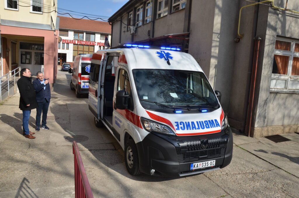 Sürgősségi ellátásra alkalmas mentőautót kapott a magyarkanizsai egészségház