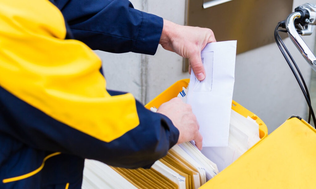 Eltűnt egy postás több tucat nyugdíjas pénzével – Thaiföldre tarthat