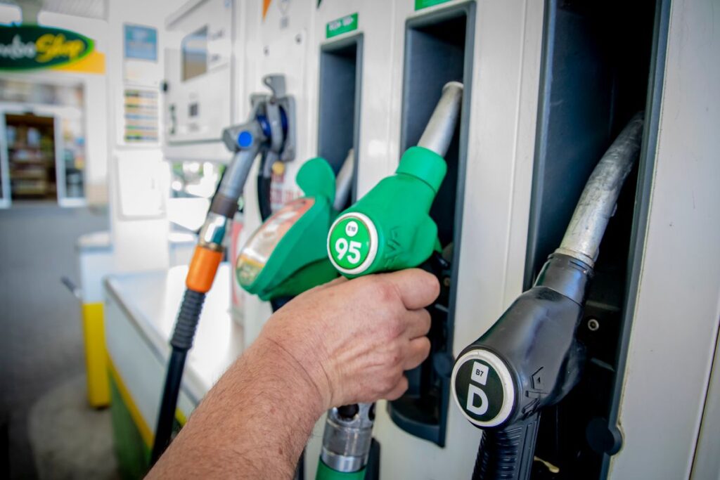 Úgynevezett „védett árat” vezet be a magyar kormány az üzemanyagokra