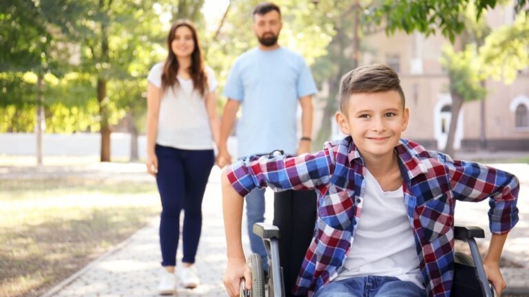 Végre segítség jöhet a beteg gyermeküket ápoló szülőknek