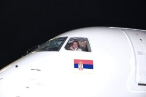 Újabb evakuációs járat landolt Belgrádban, 267 utassal a fedélzeten