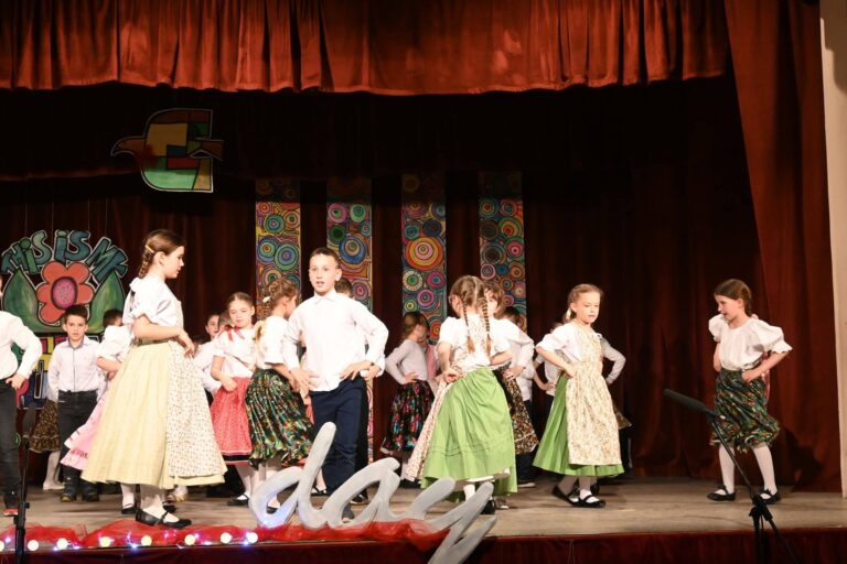 Fennállásának 71. születésnapját ünnepelte a Petőfi Sándor Általános Iskola Óbecsén