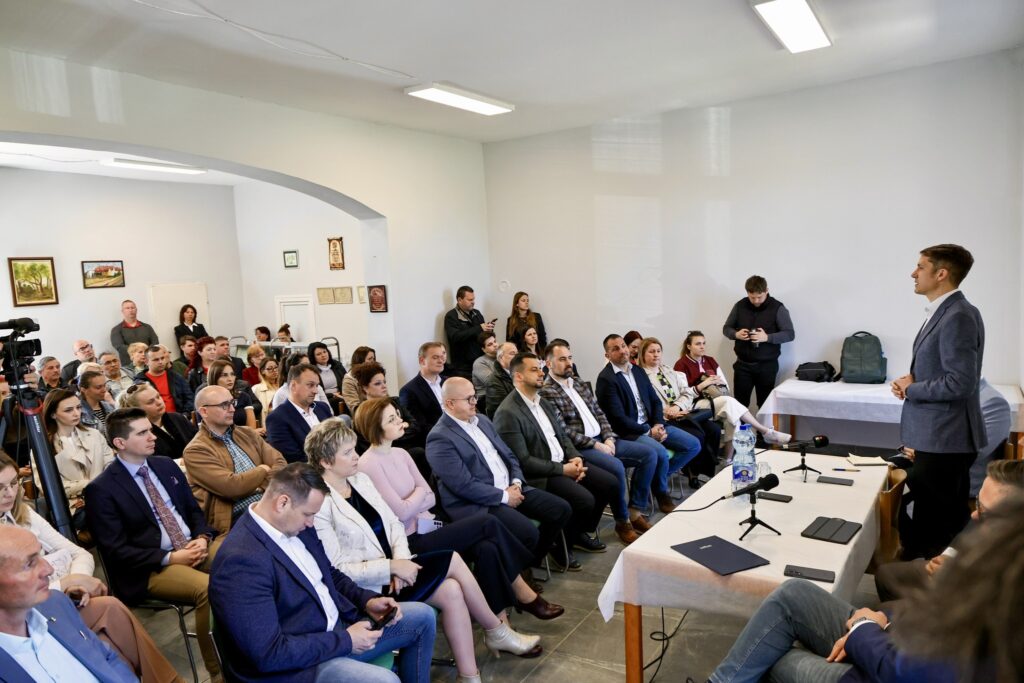 Ludason tartott lakossági fórumot a Vajdasági Magyar Szövetség Bányai Gáborral