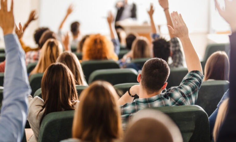 Megtartották a felsőoktatási tájékoztató körút első előadását az MNT és a VaMaDiSz képviselői