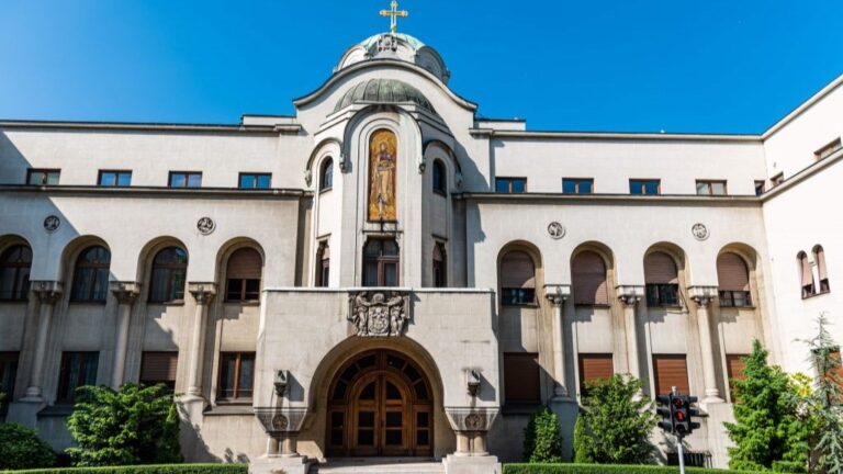 Az állam és a szerb ortodox egyház megalapítja a Szent Száva Egyetemet