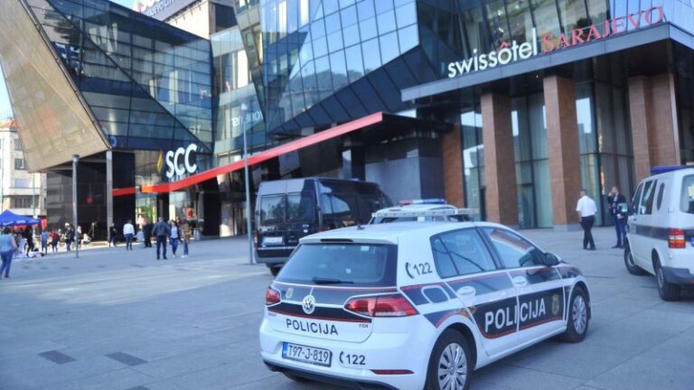 Bombariadó Szarajevóban: bevásárlóközpontokat ürítettek ki, merénylettel fenyegetőztek