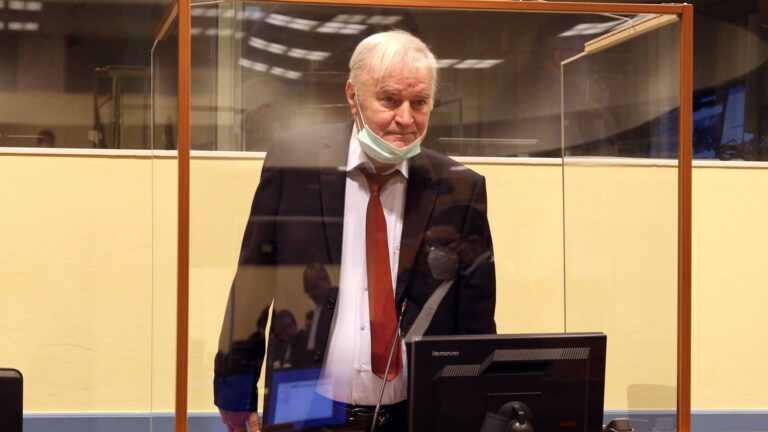 Elutasították Ratko Mladić kérelmét, nem kezelhetik Szerbiában