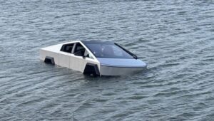 Tóba hajtott egy férfi, mert azt hitte, a Tesla Cybertruck a vízen is simán átmegy