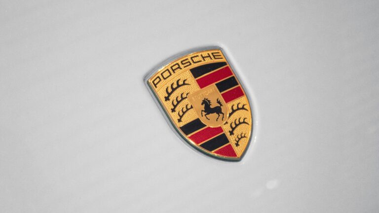 Közel 500 dolgozót érint a Porsche nagy leépítése Szerbia szomszédjában
