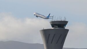 Kényszerleszállást hajtott végre a United Airlines gépe, mert valaki viccesnek szánt nevet adott a Bluetooth-hangszórójának